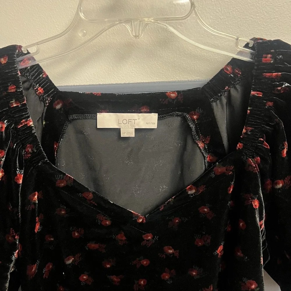Loft Velour Floral Top Puff Sleeve Black Red Floral Medium Petite‎ Women's